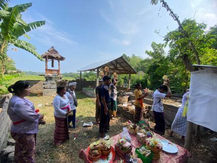 Ibu perbekel menghadiri upacara agama ngusaba dipura subak pangkungparuk